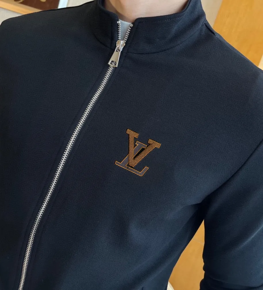 🅿️420 [LV Louis Vuitton] (Fat Man Gospel) hot-selling suit is coming. Focus on the original version of the official website. 2025 new hot-selling cardigan sweater suit. The original order is the best. 🇭🇰The meticulous work of top designers is dedicated to a fitting and perfect upper body effect. All-natural high-quality Roman cotton 100%, close-fitting comfort, noble and elegant! Original hardware embodies elegance and nobility! Counter size: M-5XL (maximum wear up to 220 pounds)